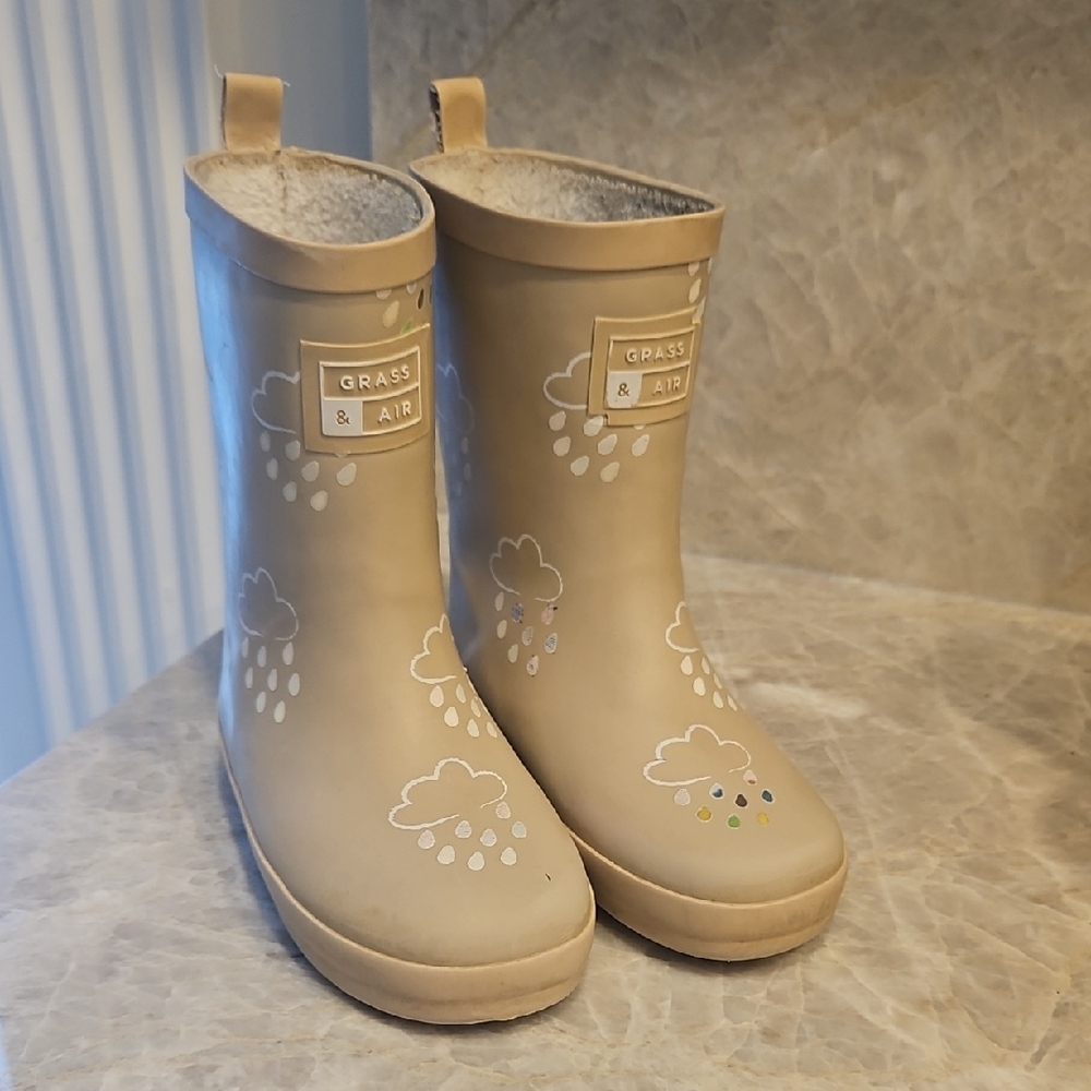 Kids Tan Rain Boots Grass & Air Color Changing